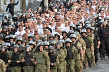 Policía ucraniana escoltando a aficionados del Legia Varsovia al estadio al estadio en Kiev donde juega su equipo la ida de la previa de Europa League contra el Zorya Lugansk.