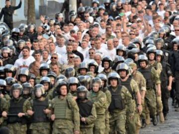 Policía ucraniana escoltando a aficionados del Legia Varsovia al estadio al estadio en Kiev donde juega su equipo la ida de la previa de Europa League contra el Zorya Lugansk.