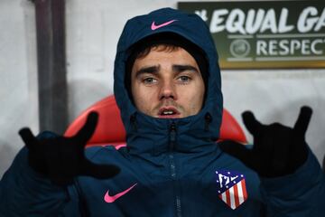 Antoine Griezmann en el banquillo.