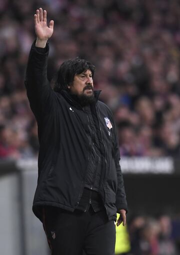 'Mono' Burgos ejerciendo de entrenador debido a la sanción de Simeone.