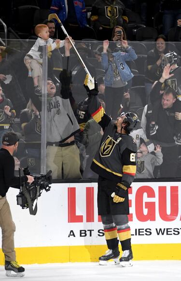 En Las Vegas, donde rara vez baja la temperatura de dos grados, los Golden Knights de hockey sobre hielo tienen tanto seguimiento que los jóvenes aficionados se vuelven locos cuando su estrella, Mark Stone, les regala su stick goleador.