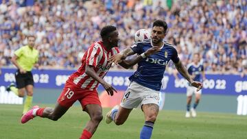 OVIEDO (ASTURIAS), 09/09/2023.- Diego Costas del Oviedo presiona a Juan Otero (i) del Sporting este sábado, durante el partido de la quinta jornada de Segunda División, entre el Real Oviedo y el Sporting de Gijón, en Oviedo (Asturias). EFE/ Paco Paredes