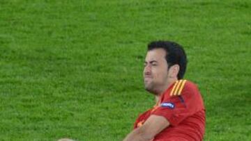 Busquets se lamenta después de la entrada de Andrews.