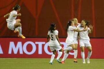 1-1. Raquel Rodríguez Cedeno celebró el gol del empate con sus compañeras.