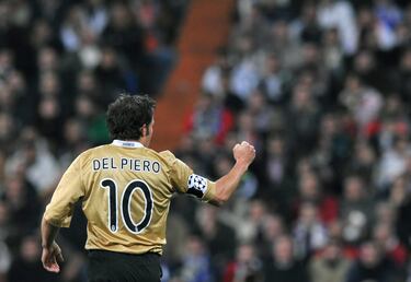 Otra ovación más del coliseo blanco. Esta vez al jugador italiano de la Juventus de Turín, Del Piero. Este anotó los dos goles de la Juve. 

