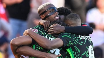 Los jugadores de Nigeria celebran el primer gol de Osimhen.