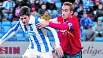 <b>INTENSA LUCHA. </b>El albiazul Carmona conduce el esférico ante la oposición de un rival.