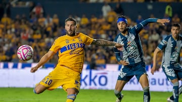 AME4443. MONTERREY (MÉXICO), 13/10/2022.- Andre Gignac (i) de Tigres en acción ante Pachuca hoy, durante el partido de ida correspondiente a los cuartos de final del Torneo Apertura 2022 de la liga mexicana de fútbol, celebrado en el estadio Universitario de la ciudad de Monterrey (México). EFE/ Miguel Sierra
