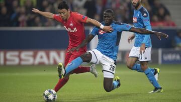 SALZBURG, AUSTRIA - OCTOBER 23: Hee-Chan Hwang of FC Salzburg (L) and Kalidou Koulibaly of SSC Napoli (R) during the champions league group E match between FC Salzburg and SSC Napoli at Salzburg Stadion on October 23, 2019 in Salzburg, Austria. (Photo by