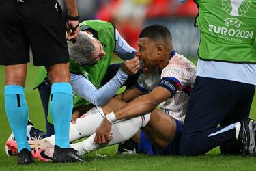 Kylian Mbappé recibe asistencia del cuerpo médico de la selección francesa.