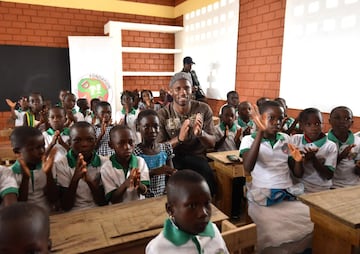 Didier Drogba inauguró una escuela que lleva su nombre en Costa de Marfil. Se espera que el proyecto solidario ayude a que miles de niños de zonas rurales en la comunidad de granjas de cacao reciban una mejor educación.