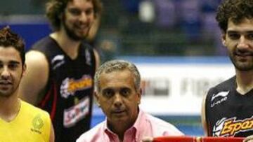 <b>'CENTENARIO'.</b> Navarro, junto a Joge Garbajosa, posa con la elástica que acredita su centenaria participación.