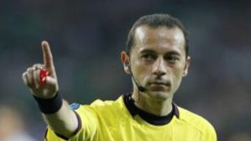 El colegiado turco Cuneyt Cakir pitará el derbi sevillano