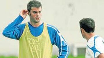 <b>BUSCA CONSOLIDARSE. </b>Torrejón conversa con Valverde en una sesión.