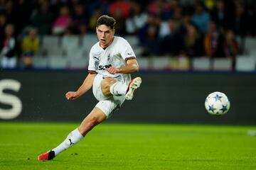 Recibió el jugador visitante entre medias de la defensa, demasiado solo, y en carrera se plantó en el área y fusiló a Ter Stegen. Recorta el Shakhtar.
