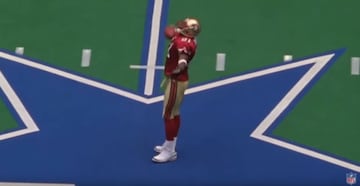 Terrell Owens era un provocador nato. Uno de los momentos más icónicos de la  NFL es ver a T.O posado sobre la estrella de los Dallas Cowboys cada vez que anotaba un TD. 