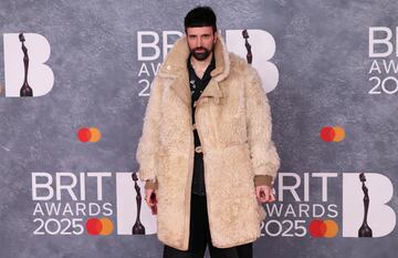 Serge Pizzorno posa en la alfombra de los Brit Awards 2025.