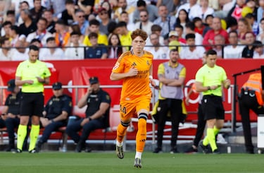 El joven canterano cataán debutó en un Clásico y jugó dis partidos más con el Real Madrid al final de la temporada 2024/25.