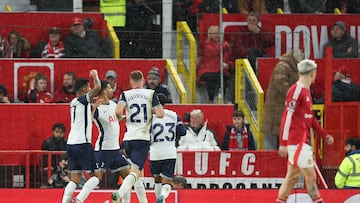 Manchester (United Kingdom), 29/09/2024.- Tottenham Hotspur players celebrate the 0-3 goal during the English Premier League soccer match between Manchester United vs Tottenham Hotspur, in Manchester, Britain, 29 September 2024. (Reino Unido) EFE/EPA/ADAM VAUGHAN EDITORIAL USE ONLY. No use with unauthorized audio, video, data, fixture lists, club/league logos or 'live' services. Online in-match use limited to 120 images, no video emulation. No use in betting, games or single club/league/player publications.
