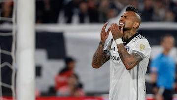AME497. SANTIAGO (CHILE), 17/09/2024.- Arturo Vidal de Colo Colo reacciona este martes, en el partido de ida de cuartos de final de la Copa Libertadores entre Colo Colo y River Plate