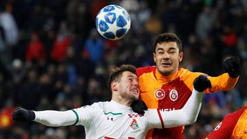 Ozan Kabak compite con Krychowiak por un bal&oacute;n a&eacute;reo en el Lokomotiv Mosc&uacute;-Galatasaray.