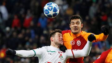 Ozan Kabak compite con Krychowiak por un balón aéreo en el Lokomotiv Moscú-Galatasaray.