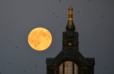 La superluna aparece tras el edificio de la Cancillería del Estado de Sajonia, en Dresde, Alemania.