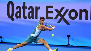 Tennis - Qatar Open - Khalifa International Tennis and Squash Complex, Doha, Qatar - February 17, 2025 Spain's Carlos Alcaraz in action during his round of 32 match against Croatia's Marin Cilic REUTERS/Ibraheem Al Omari