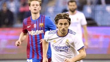 Luka Modric se marcha ante la mirada impotente de Frankie De Jong.
