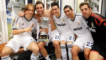 29/08/12 PARTIDO SUPERCOPA DE ESPA?A VUELTA
REAL MADRID - BARCELONA
ALEGRIA CAMPEONES 2012
TROFEO MODRIC HIGUAIN CALLEJON DI MARIA
PUBLICADA 31/08/12 NA MA14 3COL