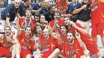 <b>CHICOS DE ORO. </b>La Selección de baloncesto festeja su título.