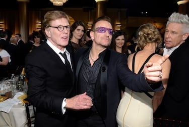 El actor Robert Redford y Bono en la 71.ª edición anual de los Premios Globo de Oro celebrada en el Hotel Beverly Hilton, California, el 12 de enero de 2014.