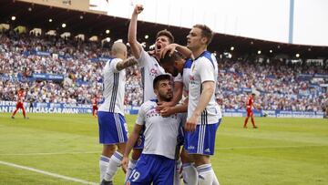 Los jugadores del Zaragoza celebran el gol de Papu frente al Almería.