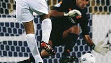 <B>EL ÚLTIMO.</B> El gol conseguido por Raúl ante el Roma significó su tanto 35 en Champions.