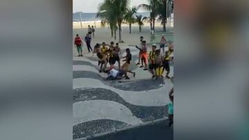 Pelea tremenda entre hinchas de Peñarol y Flamengo: caos total con la policía delante