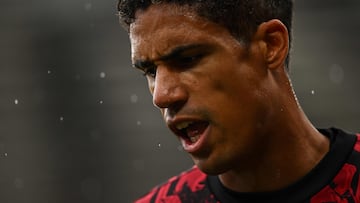 Raphael Varane, jugador del Manchester United, calienta antes de un partido.