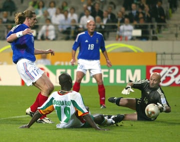 Otro brutal batacazo en la historia de la Copa del Mundo. La debutante Senegal triunfó sobre la campeona Francia en Seúl con gol al 30'. 