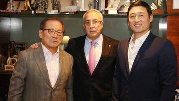 El presidente del COE, Alejandro Blanco, posa con el campeón olímpico surcoreano de judo Jeon Ki-Young y el Maestro Lee Young Joo, ex entrenador de la selección española de Judo.