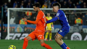 GETAFE (COMUNIDAD DE MADRID), 09/01/2026.- El delantero del Getafe Adrián Liso (d) pelea un balón ante el delantero de la Real Sociedad Brais Méndez durante el partido de la jornada 19 de LaLiga EA Sports que disputan Getafe CF y la Real Sociedad este viernes, en el Coliseum de Getafe (Comunidad de Madrid). EFE/ Juanjo Martín