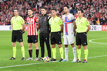 Los árbitros y capitanes del encuentro posan antes del partido.
