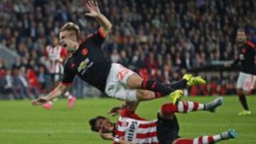El defensa mexicano provocó con una barrida la lesión de Luke Shaw
