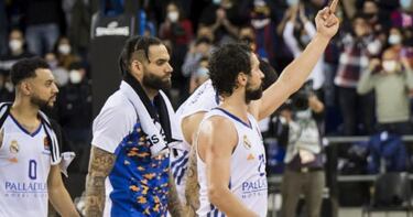 Llull desata la polémica en el Palau con su peineta a la grada