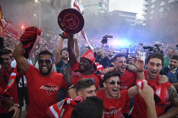 Los jugadores del Almería recorren en autobús la capital almeriense y celebran con sus seguidores el ascenso a Primera División.