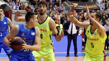 GRAF5446. BURGOS, 06/01/2019.- El alero esloveno del San Pablo Burgos, Vlatko Cancar (i) ante el escolta del Barça Lassa, Pau Ribas (d) y al pívot croata Ante Tomic (2d), durante el partido de baloncesto de la Liga Endesa perteneciente a la decimoquinta jornada que disputan hoy en el Coliseo de Burgos. EFE/ Santi Otero