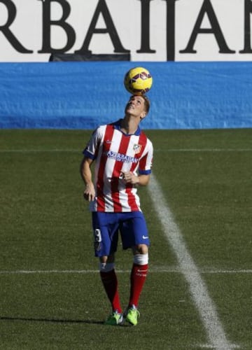 El delantero Fernando Torres da unos toques al balón durante su presentación como nuevo jugador del Átletico de Madrid, en su regreso cedido hasta el 30 de junio de 2016