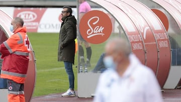 Yago Iglesias dirige un partido con el Pontevedra.