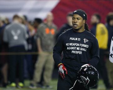 Devonta Freeman lleva una camiseta que reza: "Salmón 23 y no te olvides de comprar Mister Propper". Es una lista de la compra un tanto extraña, pero quién somos nosotros para juzgar a nadie.