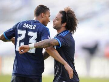Marcelo celebra el tercer gol del partido con Danilo.