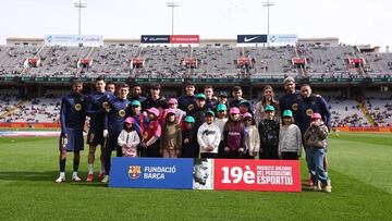 Beneficiarios del proyecto 'Relats Solidaris de l'Esport' antes del Barcelona-Alavés