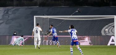 Una de cal, una de arena; al Madrid le cuesta horrores tener continuidad, como se vio en Valdebebas ante el Alavés, inmediatamente después de ganar en San Siro. Derrota por 1-2 con error garrafal de Courtois y una nueva muestra de que el equipo tiende a la relajación ante los peces pequeños. Fue la tercera jornada seguida sin ganar, a lo que siguió otra derrota en Champions, de nuevo ante el Shakhtar (2-0 en Ucrania)...